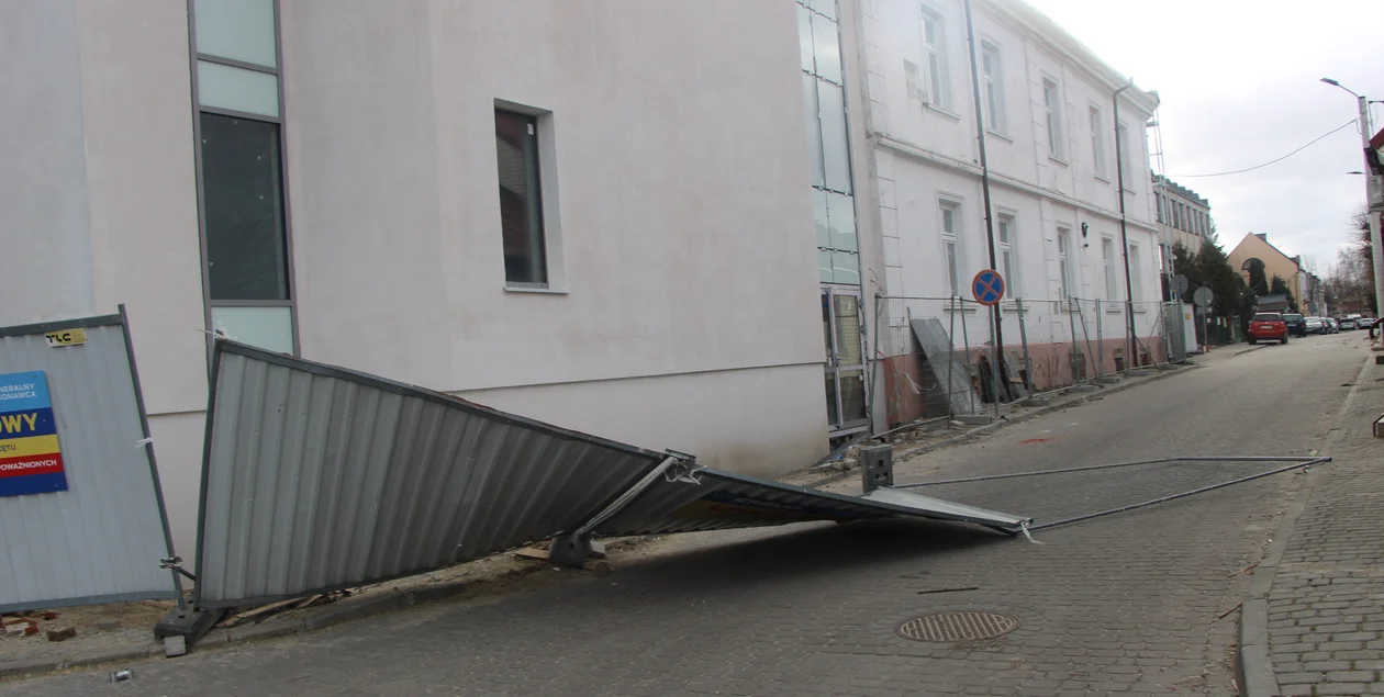 Wichura w Lubartowie. Przewrócone ogrodzenie blokuje przejazd (zdjęcia) - Zdjęcie główne