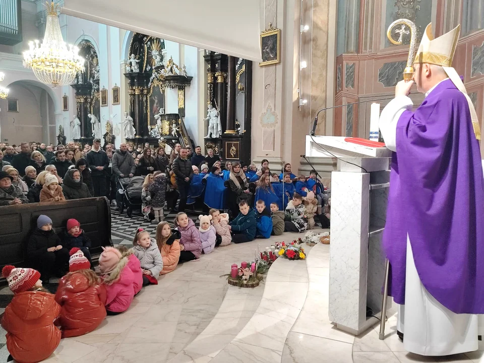 Dzieci z rodzicami modliły się podczas mszy św. z udziałem Bpa Grzegorza Suchodolskiego. Błogosławieństwo przez nałożenie rąk