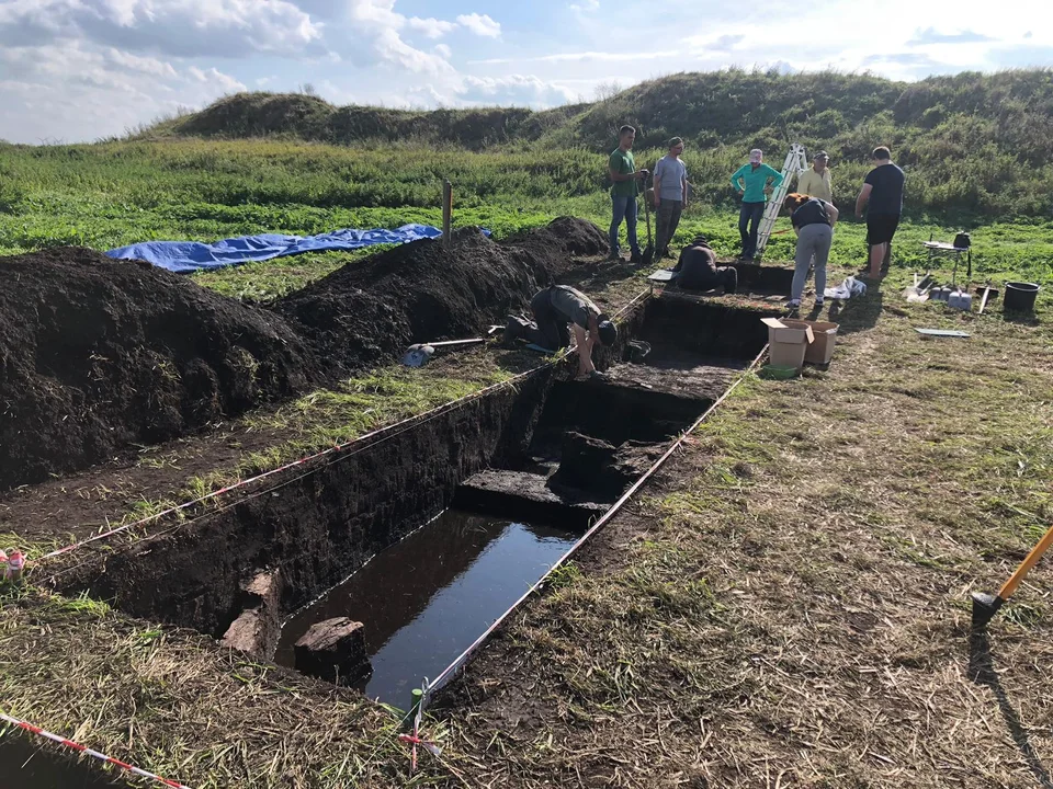 Archeolodzy kontynuują prace na Lubelszczyźnie. Tym razem prowadzili wykopaliska w rejonie dawnej fosy