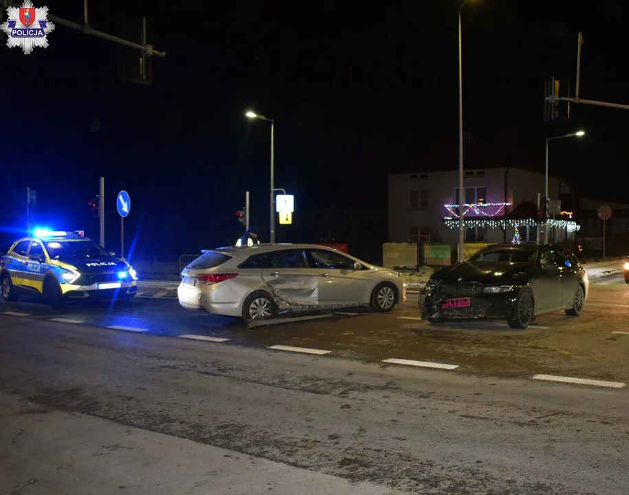 Zderzenie na skrzyżowaniu. Cztery osoby w szpitalu (foto) - Zdjęcie główne