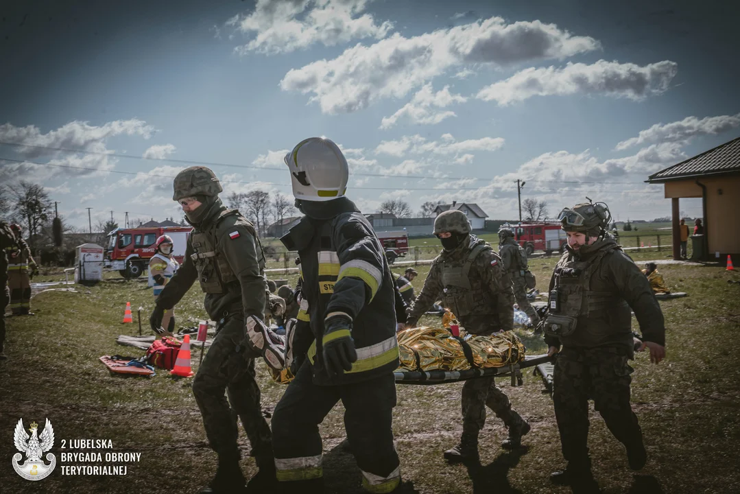 Atak rakietowy na szkołę. Ćwiczenia lubelskich terytorialsów, strażaków i ratowników
