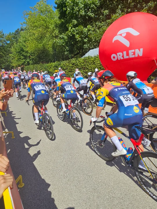 Nałęczów w centrum sportowych wydarzeń – finałowy etap Tour de Pologne Women wyruszył z Parku Zdrojowego