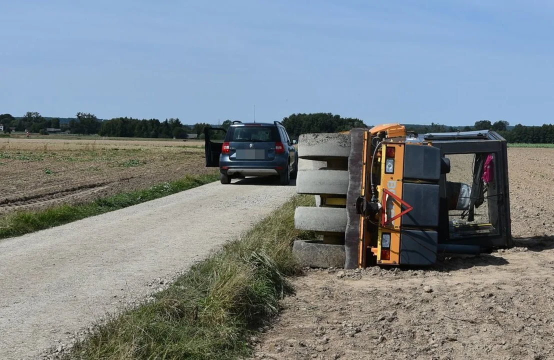 Województwo lubelskie: Walec drogowy przewrócił się na bok - Zdjęcie główne