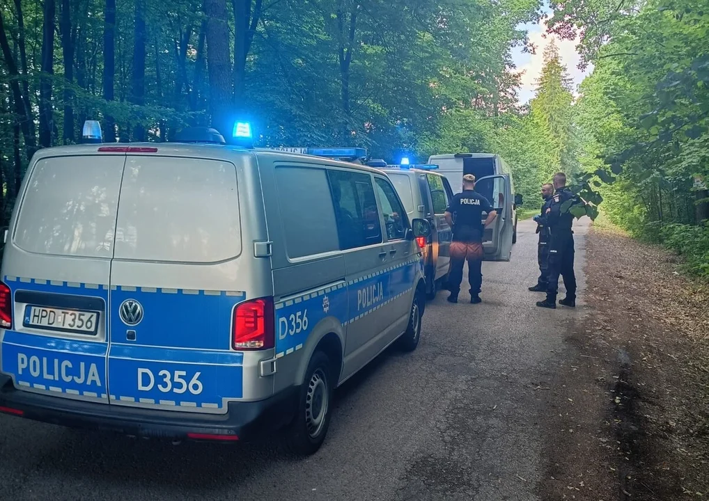 Powiat tomaszowski: Pościg za pijanym kierowcą. Uciekał busem, a potem pieszo do lasu