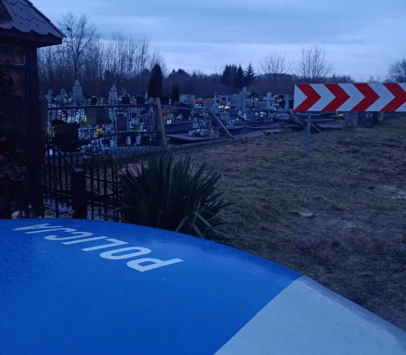 54-latek z pow. bialskiego wjechał w płot cmentarza. Uszkodził nagrobki