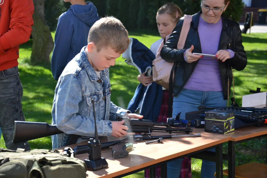 Dzień otwarty w Zespole Szkół w Radoryżu Smolanym (ZDJĘCIA) Goście mogli poćwiczyć strzelanie i musztrę