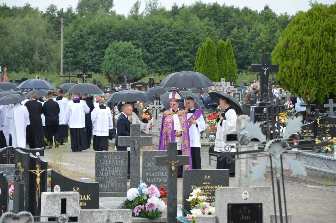 Uroczystość pogrzebowa proboszcza parafii w Ratoszynie ks. Józefa Rychtera