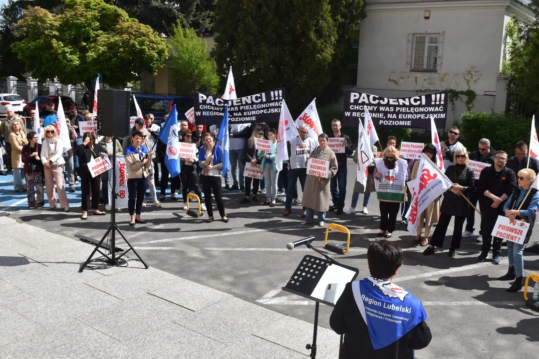 Manifestacja pracowników największego szpitala na Lubelszczyźnie