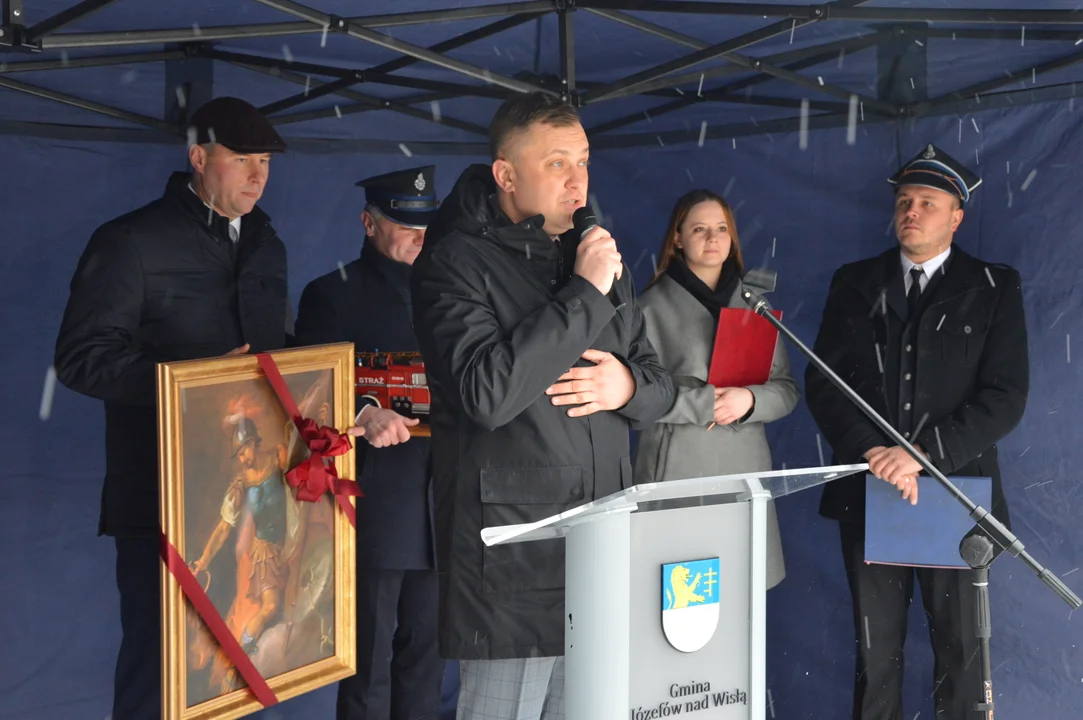 Uroczystość przekazania samochodu strazackiego dla OSP w Chruślinie