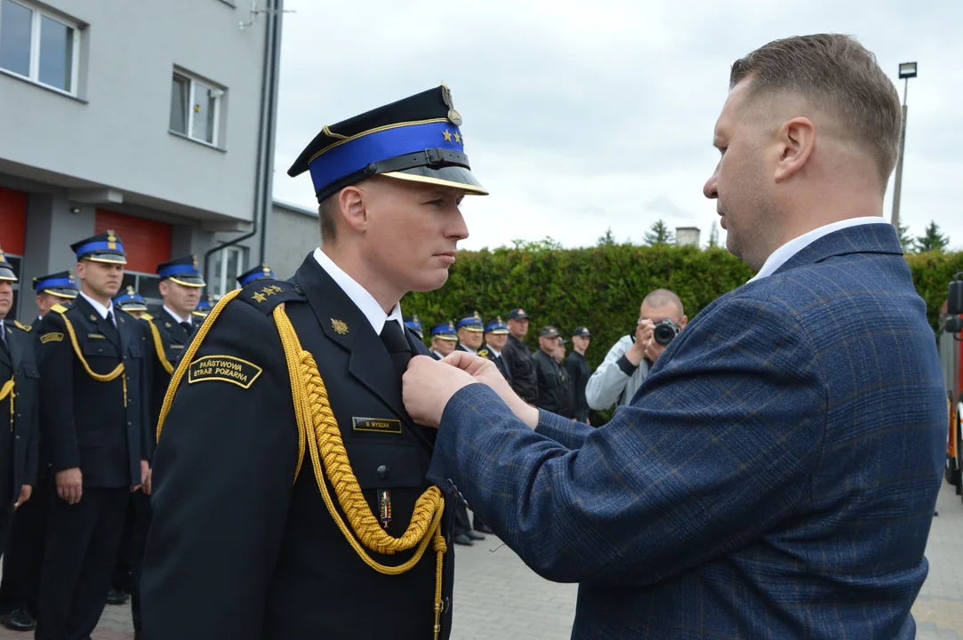 Opole Lubelskie: Dzień Strażaka w Komendzie Powiatowej Państwowej Straży Pożarnej. Posypały się awanse, nagrody i odznaczenia (ZDJĘCIA) - Zdjęcie główne