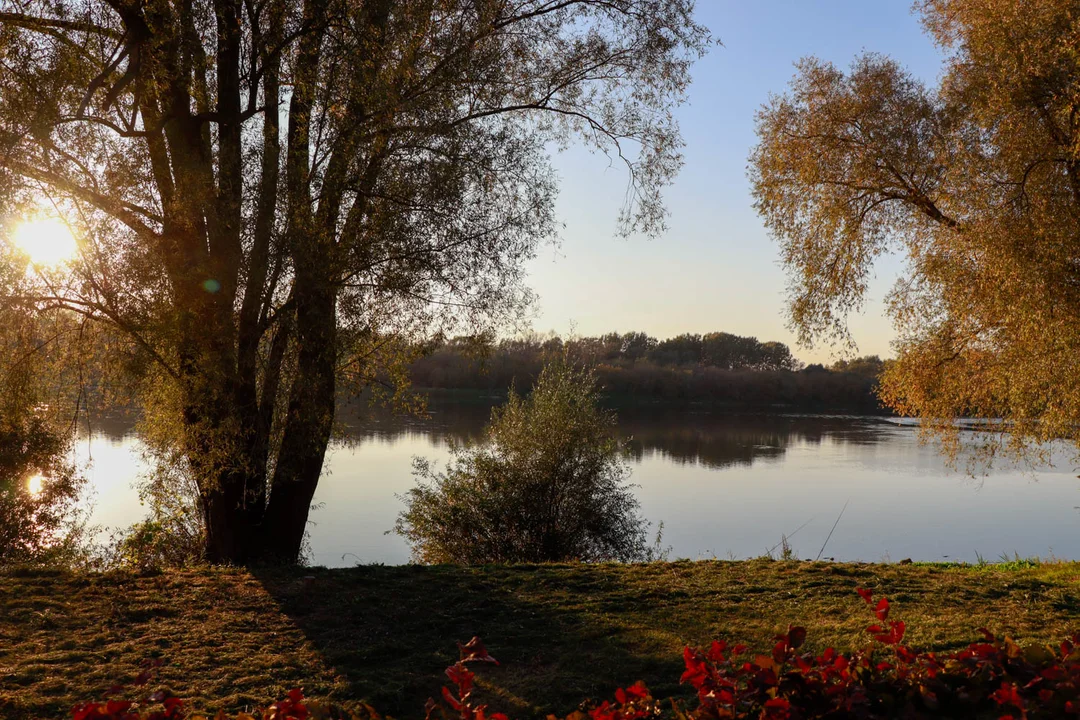 Jesienny bulwar nad Wisłą