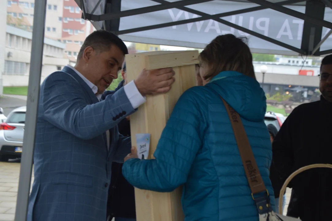 Rozdanie budek lęgowych pod Urzędem Miasta w Puławach