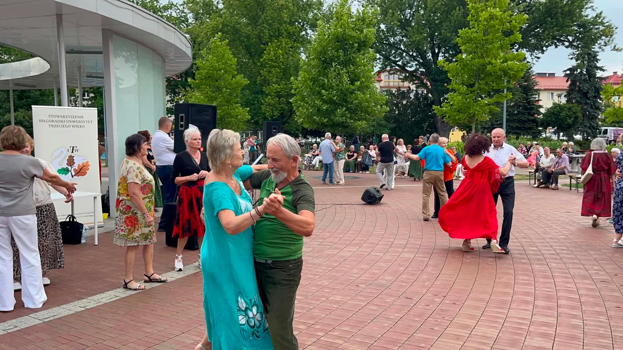 Wieczorek przy fontannie 18.07 Biłgoraj
