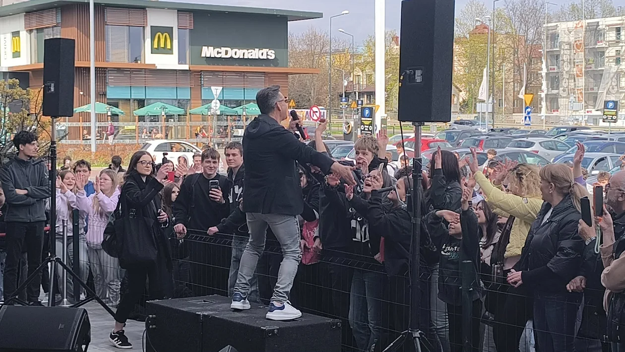 Zenek Martyniuk na otwarciu nowego kebaba w Lublinie. Tłumy na występie "króla disco-polo" [FOTO]