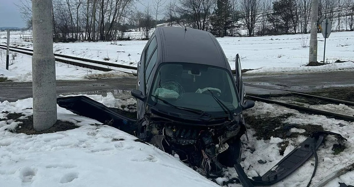 Koszmar na przejeździe kolejowym. Wjechał tuż pod pociąg! (foto) - Zdjęcie główne