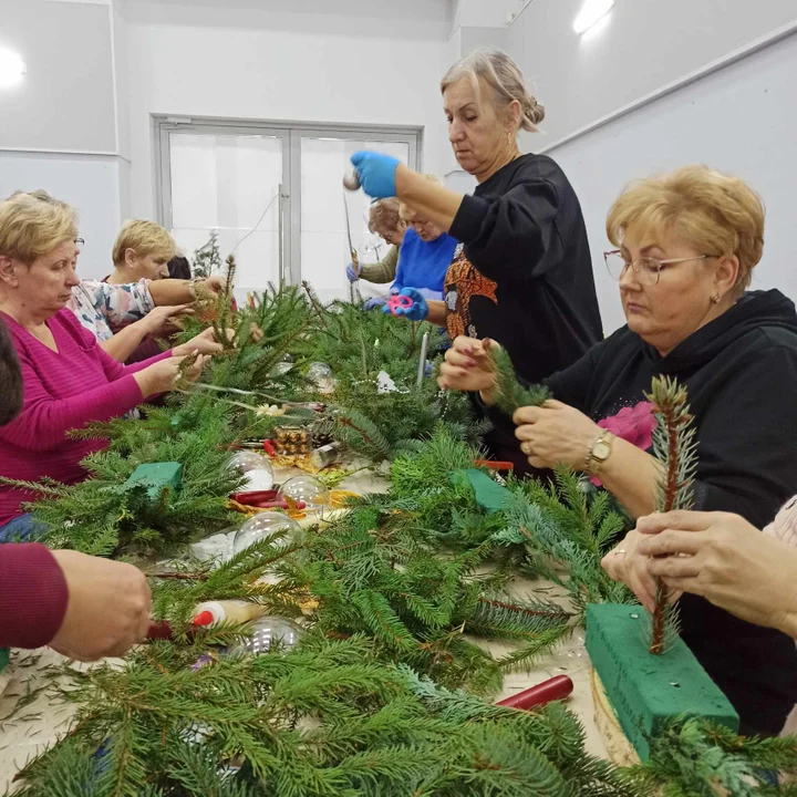 Seniorzy z gminy Trzebieszów zrobili świąteczne stroiki