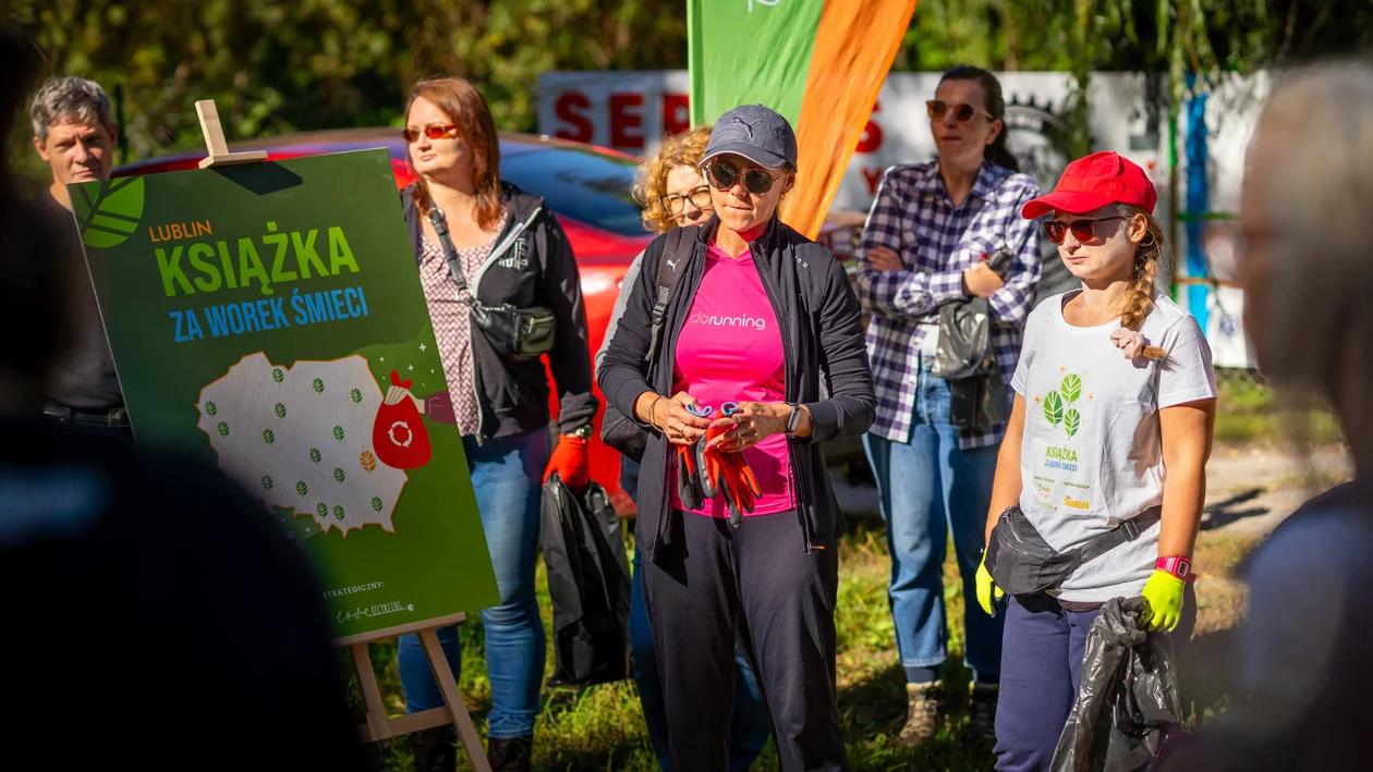 Lublin: Posprzątali w zamian za książki. Ponad 40 osób wzięło udział w akcji "Książka za worek śmieci"