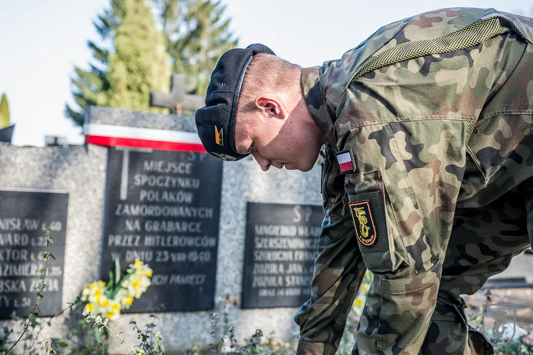 Żołnierze 1. Warszawskiej Brygady Pancernej uprzątnęli groby poległych bohaterów