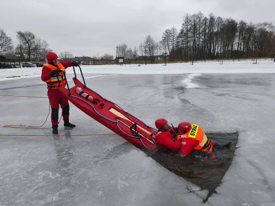 ćwiczenia z ratwnictwo lodowego w Staninie