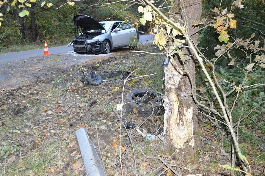 Powiat bialski: Stracił panowanie nad autem i uderzył w drzewo. Jedna osoba w szpitalu