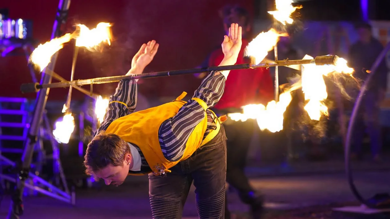 Ogień, akrobatyka i wielkie emocje w międzynarodowym wydaniu! Za nami XVI Festiwal Śladami Singera. [GALERIA] - Zdjęcie główne