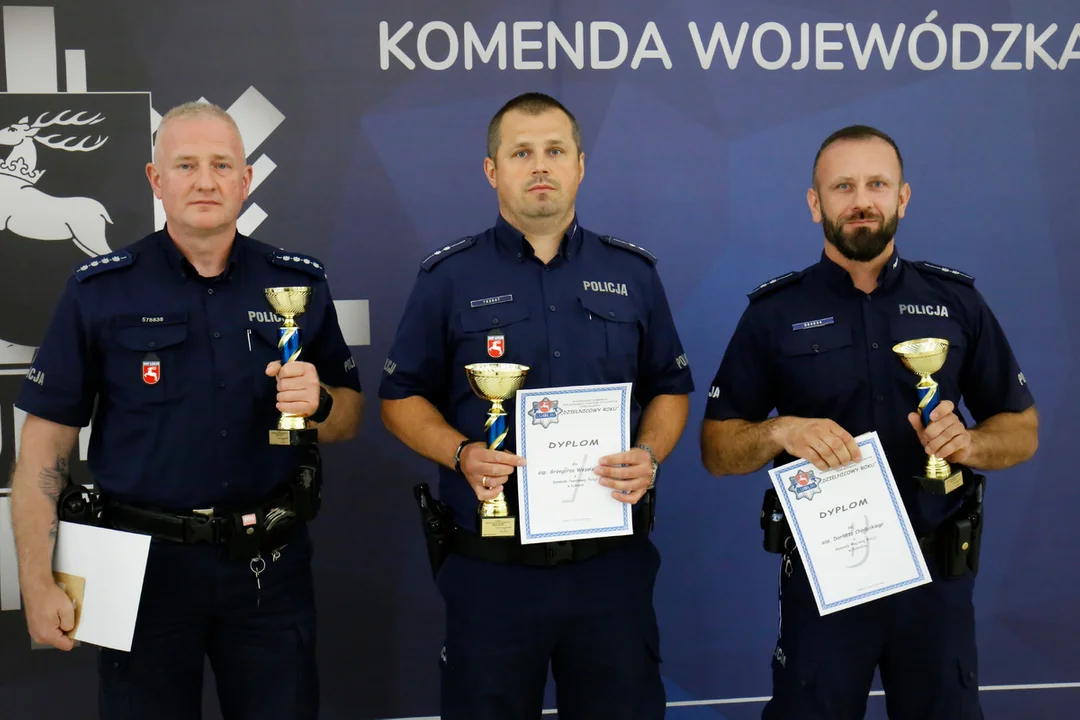 Asp. Grzegorz Wesołowski z KPP Łuków „Dzielnicowym Roku 2026”. Tuż za nim dzielnicowy  Mariusz Kulenty - Zdjęcie główne