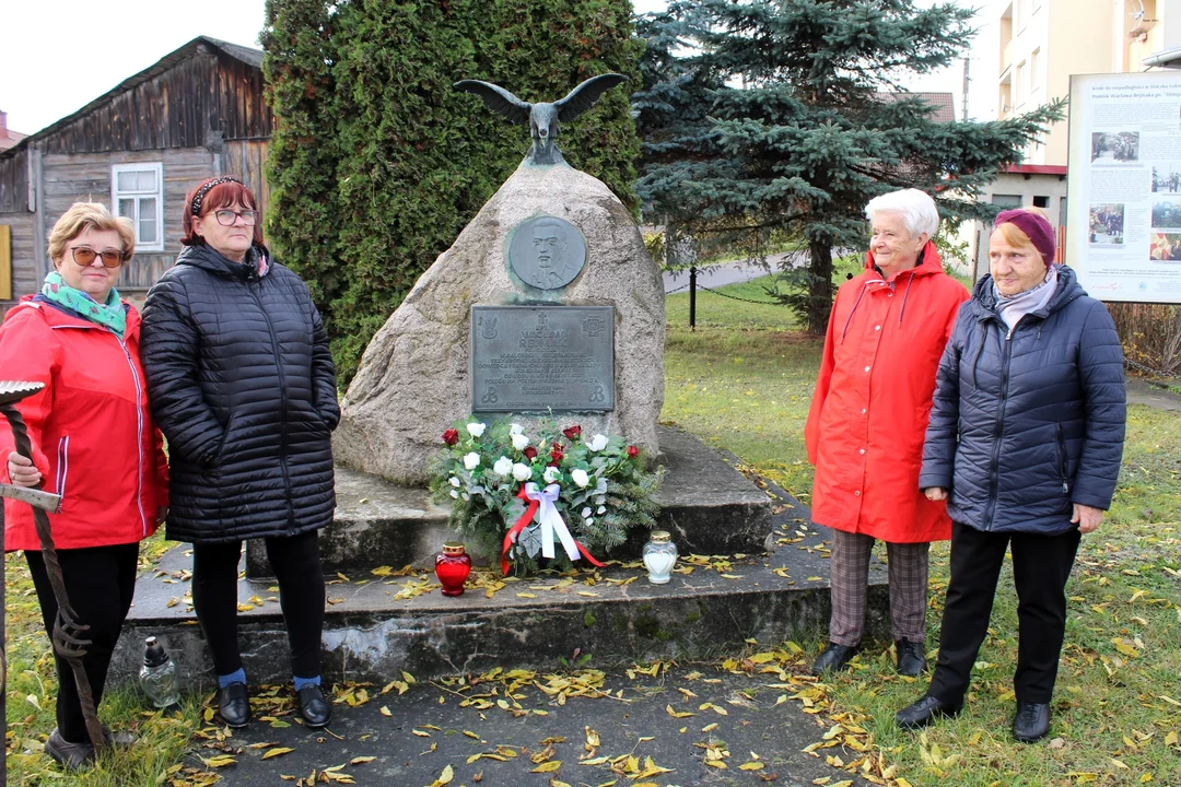 Seniorzy ze Stoczka Łukowskiego złożyli własnoręczną wiązankę pod pomnikiem kapitana "Ostoi"