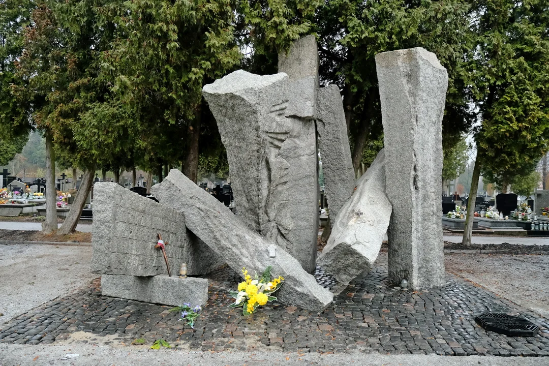 Lublin: Miasto wyremontowało wojenne nagrobki na cmentarzach
