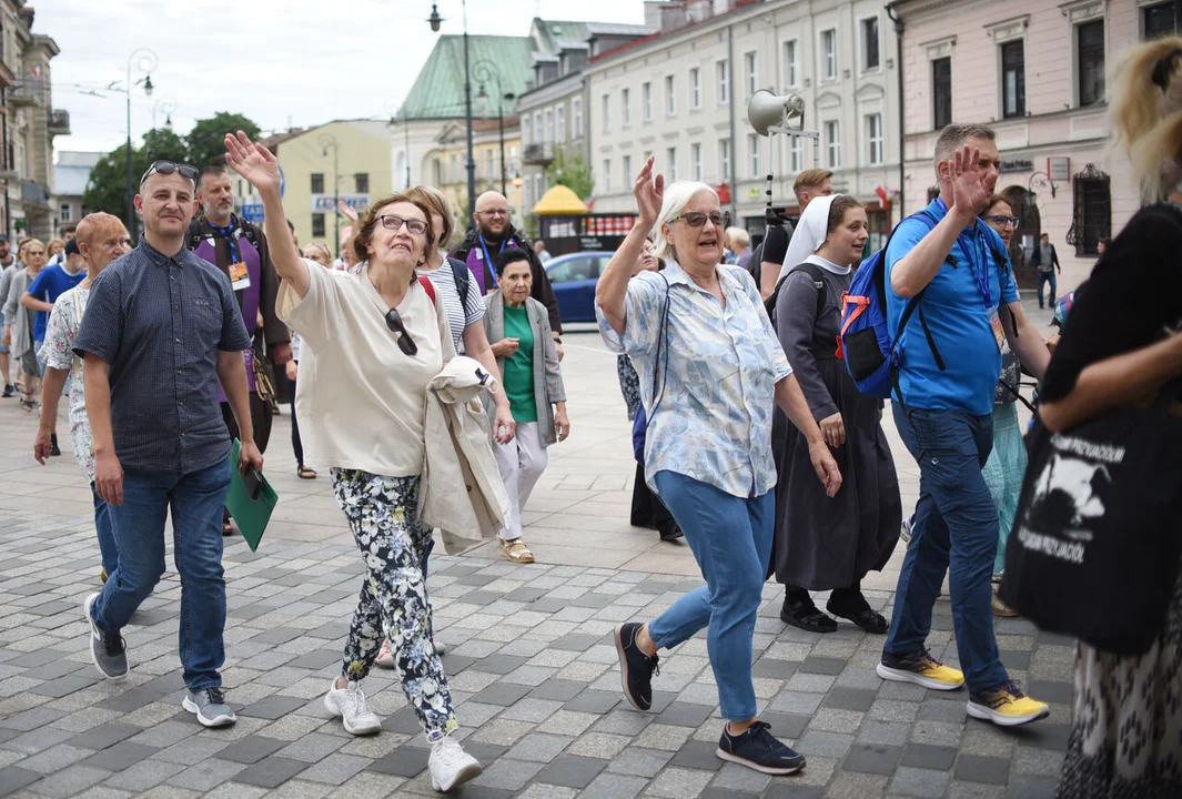 Wierni już na szlaku. Z Lublina wyruszyła 45. Piesza Pielgrzymka na Jasną Górę [WIDEO, ZDJĘCIA - CZ. 2] - Zdjęcie główne