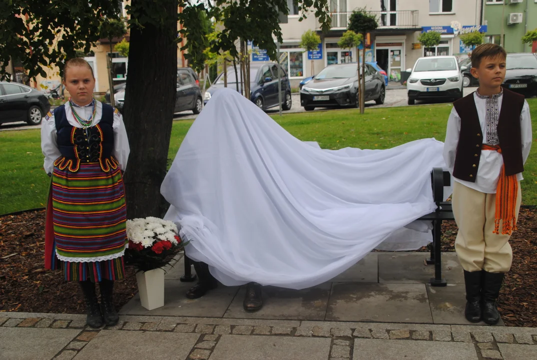 Opole Lubelskie: Ławeczka z Janem Kleniewskim już zdobi miasto (ZDJĘCIA) - Zdjęcie główne