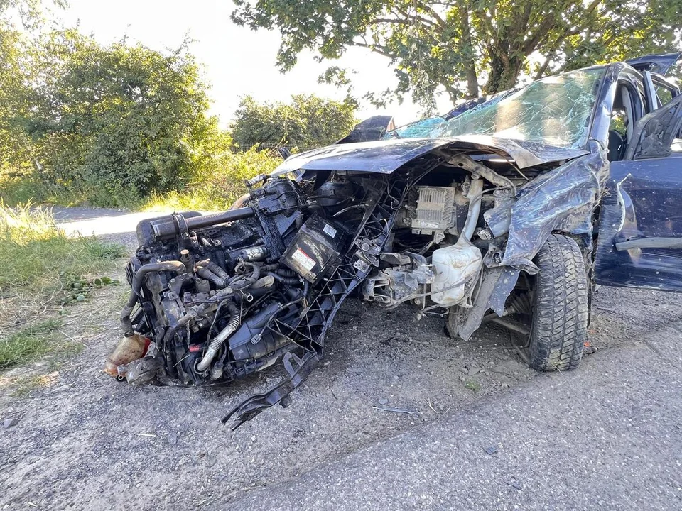 Samochód dachował po uderzeniu w drzewo pod Lublinem. 16-letni kierowca walczy o życie, nastoletni pasażerowie byli piani