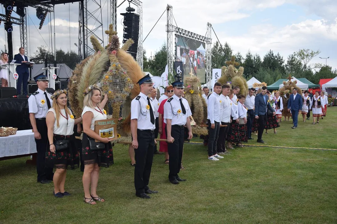 Dożynki Powiatowe w Drelowie 2023. Korowód i prezentacja wieńców