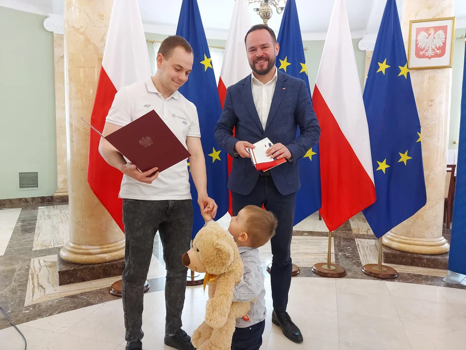 Polskie obywatelstwo dla ponad 20 cudzoziemców. Akty nadania wręczył wojewoda lubelski