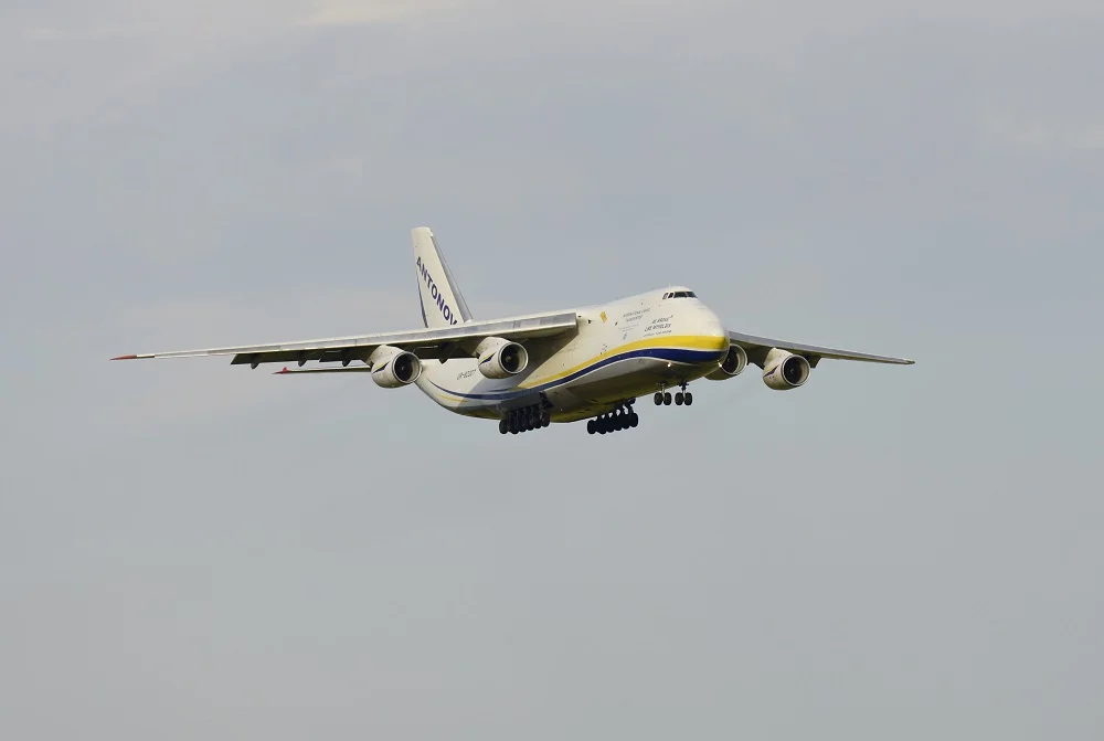Gigant wylądował na lubelskim lotnisku. To Antonow An-124 Rusłan [ZDJĘCIA]