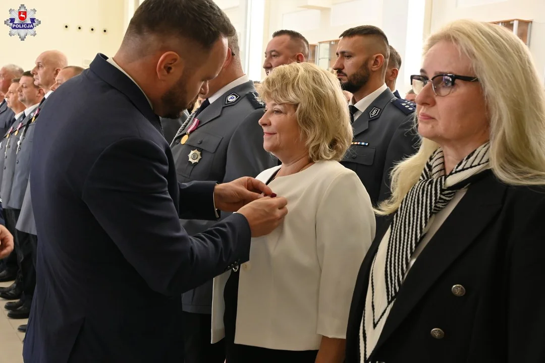 Nowi funkcjonariusze w lubelskiej policji. A dla zasłużonych odznaczenia