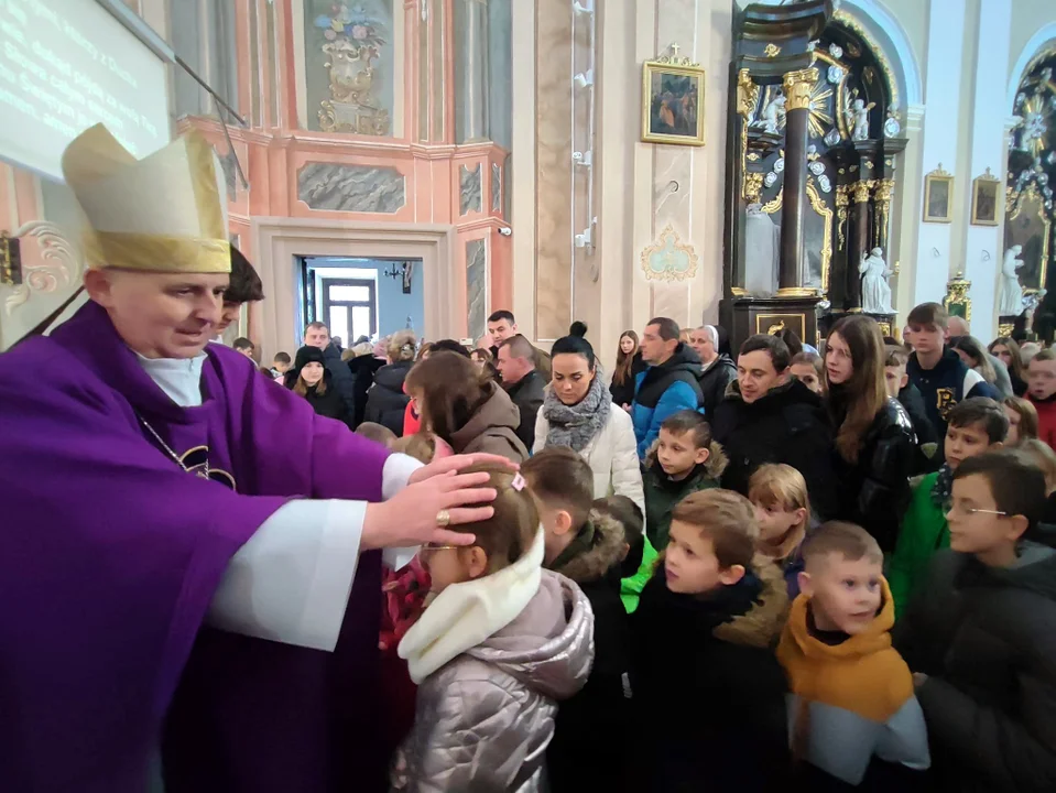 Dzieci z rodzicami modliły się podczas mszy św. z udziałem Bpa Grzegorza Suchodolskiego. Błogosławieństwo przez nałożenie rąk