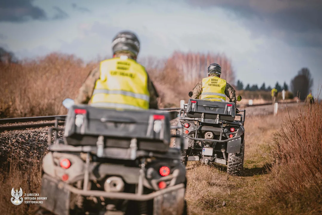 Wojsko sprawdza linie kolejowe po aktach dywersji. W akcji lubelscy terytorialsi