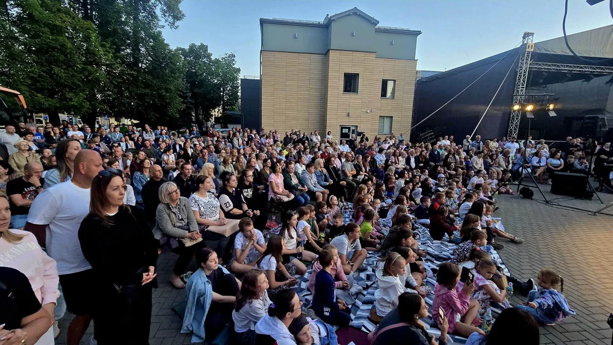 Tłumy przy BCK. Biłgoraj zamienił się w scenę pełną magii i historii Singera - Zdjęcie główne