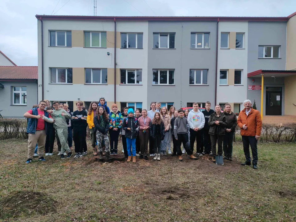 Konkurs ekologiczny w szkole w Mikłusach. Wspólne sadzenie drzew - Zdjęcie główne