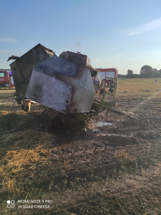 W gminie Serokomla płonęła prasa belująca i ściernisko