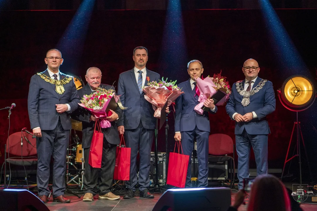 Śp. Maria Balińska, Andrzej Skrzyński oraz Telewizja Master  z Odznakami za Zasługi dla Łukowa - Zdjęcie główne