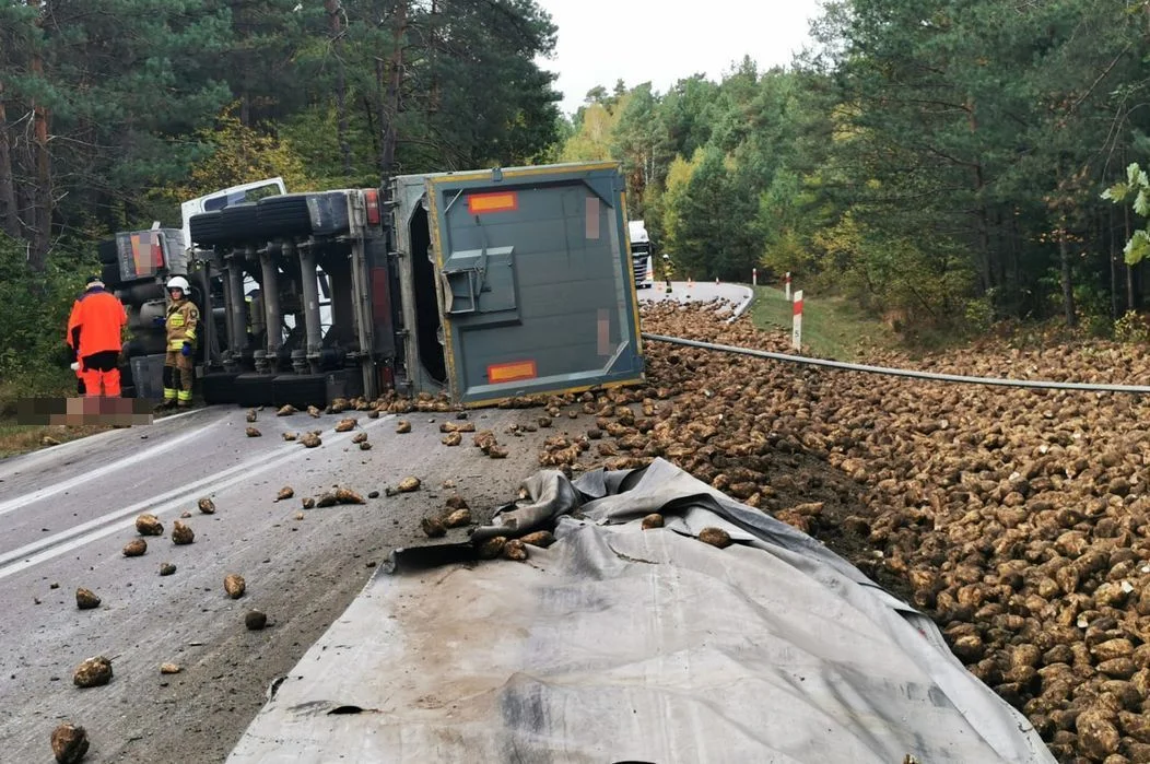 Województwo lubelskie: Ciężarówka wywróciła się na trasie. Drogę zablokowały buraki