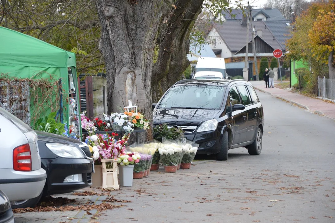 Przedświąteczny ruch przy cmentarzach w Chodlu i Poniatowej