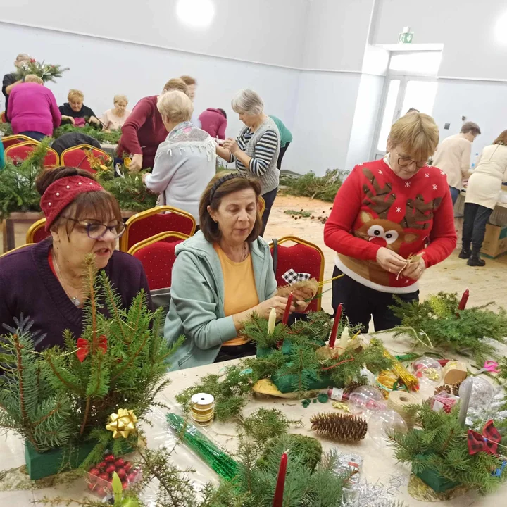 Seniorzy z gminy Trzebieszów zrobili świąteczne stroiki (zdjęcia) - Zdjęcie główne