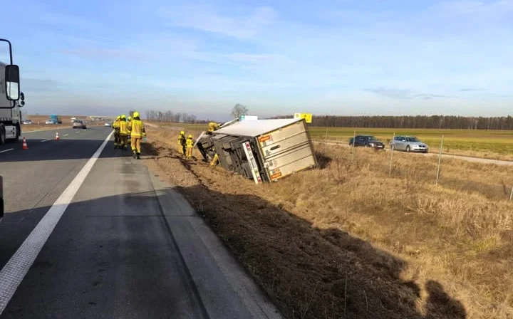 Ciężarówka w rowie. Kierowca chciał sobie tylko nalać kawy... - Zdjęcie główne