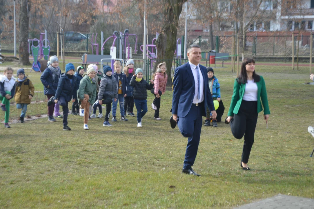 Otwarcie ogrodu sensorycznego i plac zabaw w SP nr 4 im. Mikołaja Kopernika w Puławach