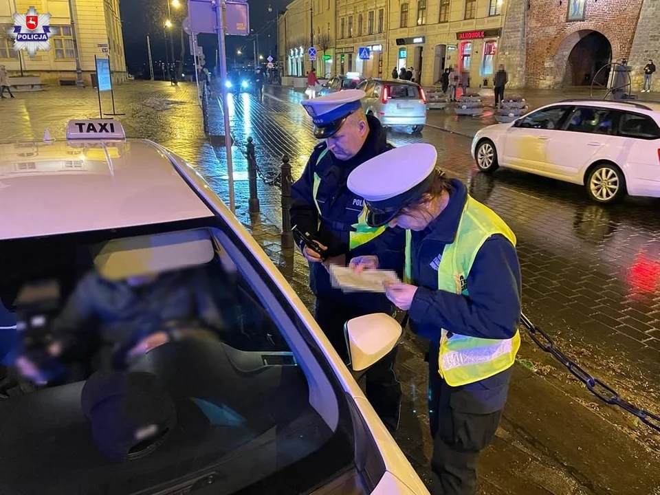 Lublin: Kierowca nielegalnie przebywający w Polsce, drugi bez prawa jazdy. Policja skontrolowała przewozy osób "na Aplikację"