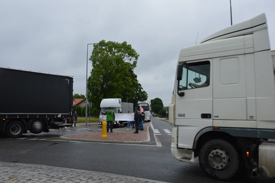 Protest producentów malin w Opolu Lubelskim. Dzień drugi