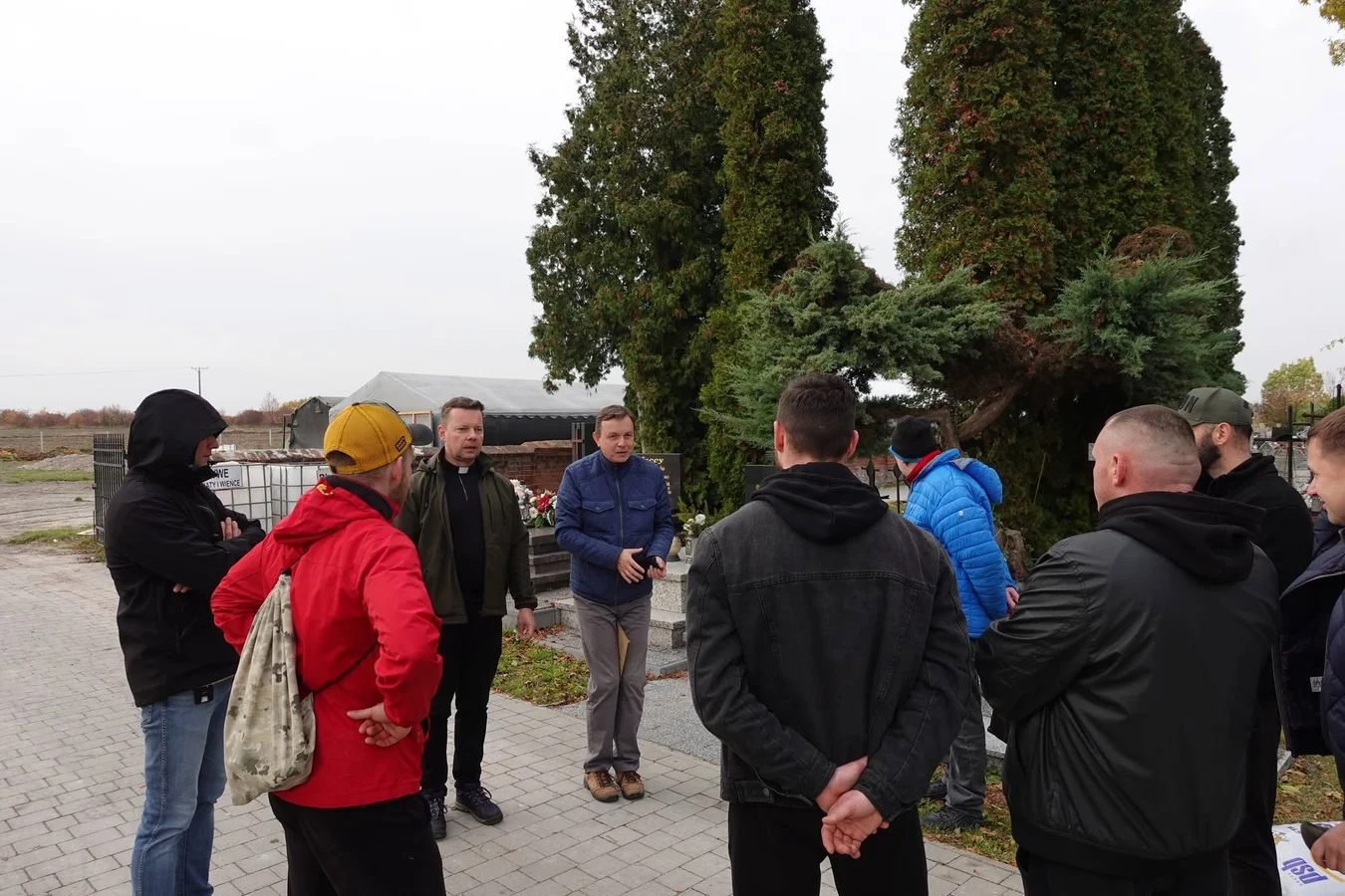 Sprzątanie grobów - Zakład Karny w Opolu Lubelskim