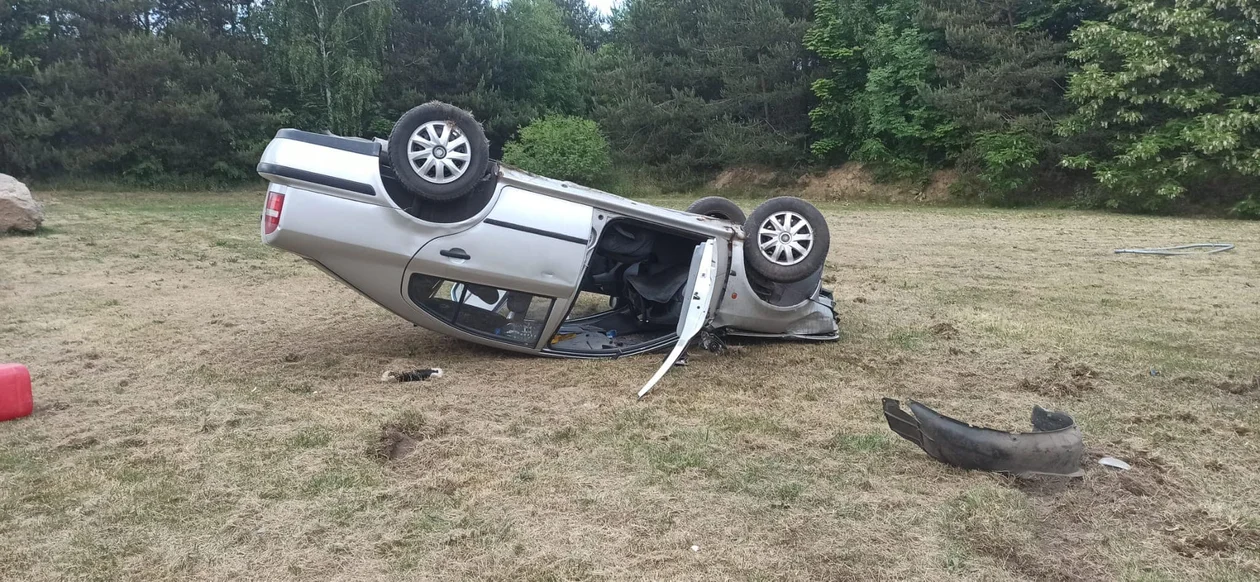 Samochód dachował w Szczygłach Górnych